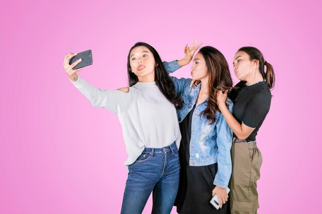 Adolescentes alegres se hacen una selfie