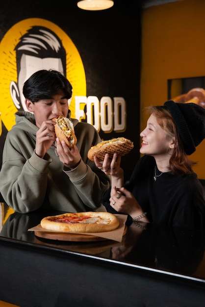 adolescentes asiáticos comen comida rápida