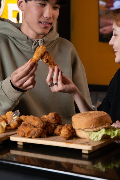 adolescentes asiáticos comen comida rápida