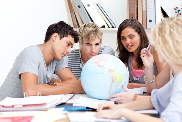 Adolescentes, biblioteca, trabalhando, terrestre, globo