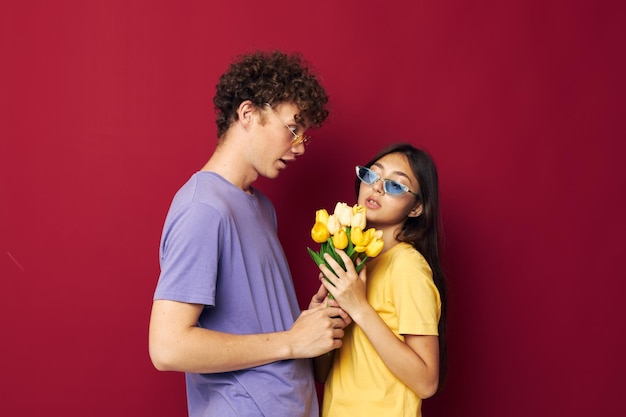 Adolescentes buquê de flores presente romance isolado fundo inalterado