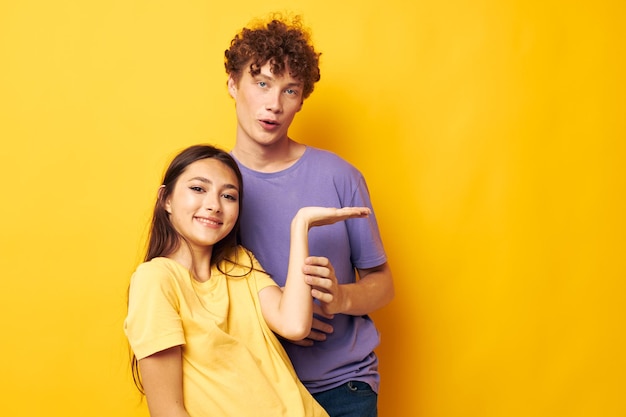 Adolescentes en camisetas coloridas posando amistad diversión Estilo de vida inalterado