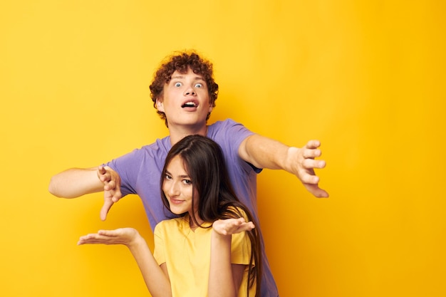 Adolescentes en camisetas coloridas posando amistad diversión fondo amarillo inalterado