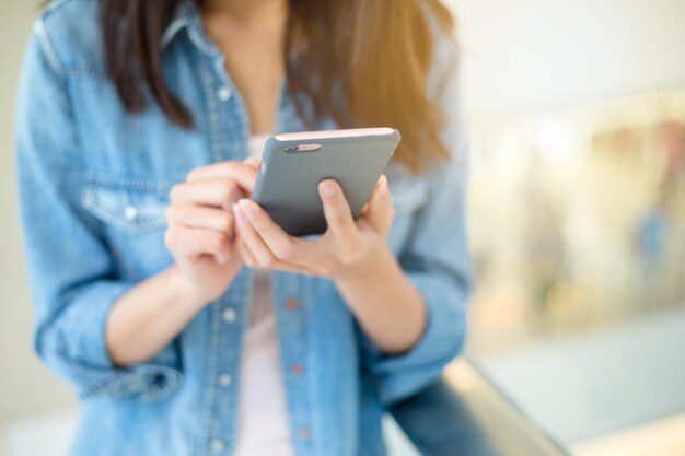 Adolescentes, com, telefone móvel