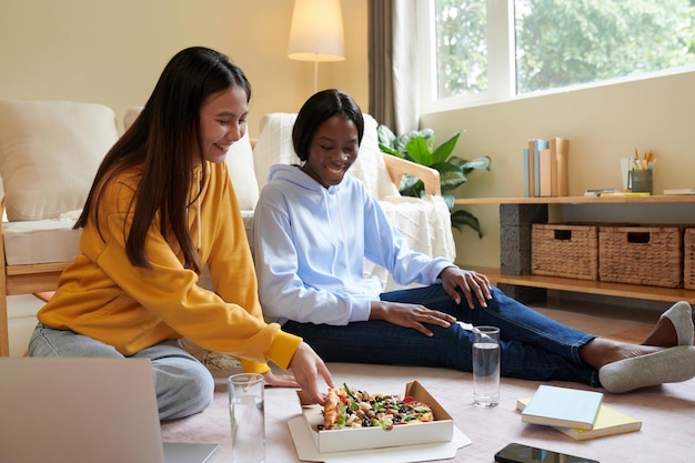 adolescentes, comida, pizza, en casa