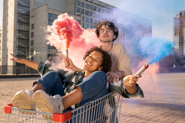 Adolescentes contemporáneos con petardos divirtiéndose al aire libre