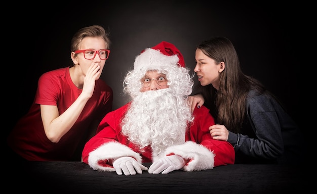 Los adolescentes le cuentan a Santa sus deseos para los regalos de Navidad