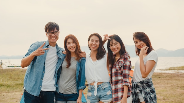 Foto adolescentes de grupos de melhores amigos da ásia tiram fotos com câmera automática e desfrutam de momentos felizes juntos ao lado de acampamentos e barracas no parque nacional