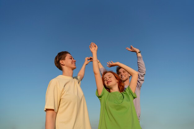 Foto adolescentes de tiro médio sendo amigos