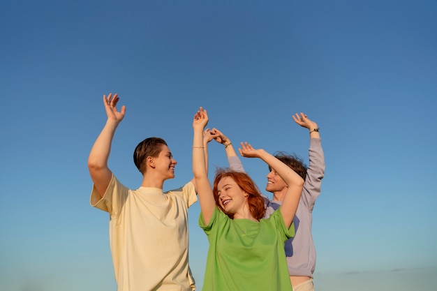 Adolescentes de tiro médio sendo amigos