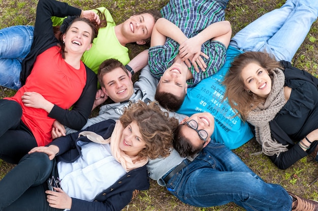 Adolescentes deitados no gramado