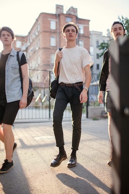 Adolescentes despreocupados que pasan tiempo juntos después de las lecciones. estilo de vida juvenil de la calle urbana moderna. concepto de ocio y amistad