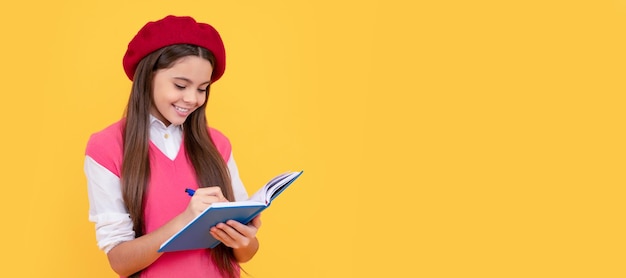 Adolescentes e jovens. educação em casa. feliz garota adolescente francesa segura caderno. Bandeira da estudante da escola. Retrato de estudante de estudante com espaço de cópia.