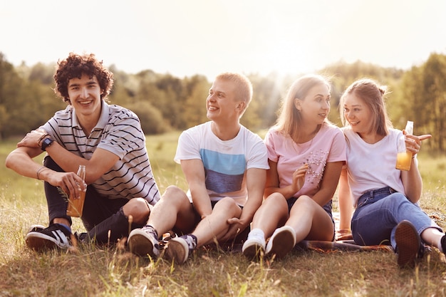 Adolescentes, estilo de vida e conceito de recreação.