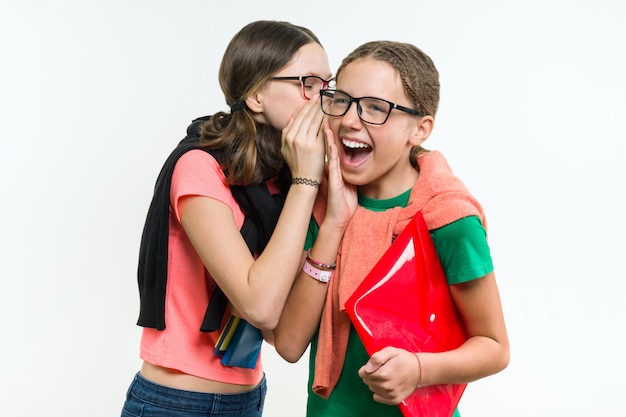 Foto adolescentes felizes, falam e secretos