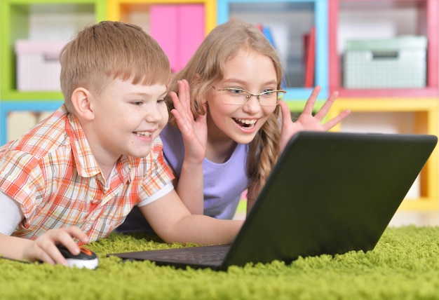 Foto adolescentes frente a una laptop moderna