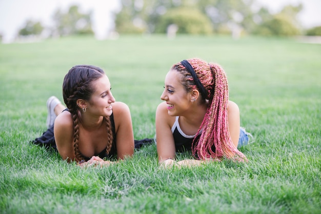 Adolescentes hipster sonriendo en el parque