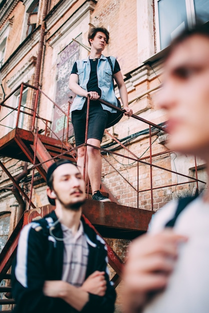 Adolescentes imprudentes em busca de problemas. estilo de vida dos jovens de rua urbana. conceito de amizade para homens, lazer, tempo livre