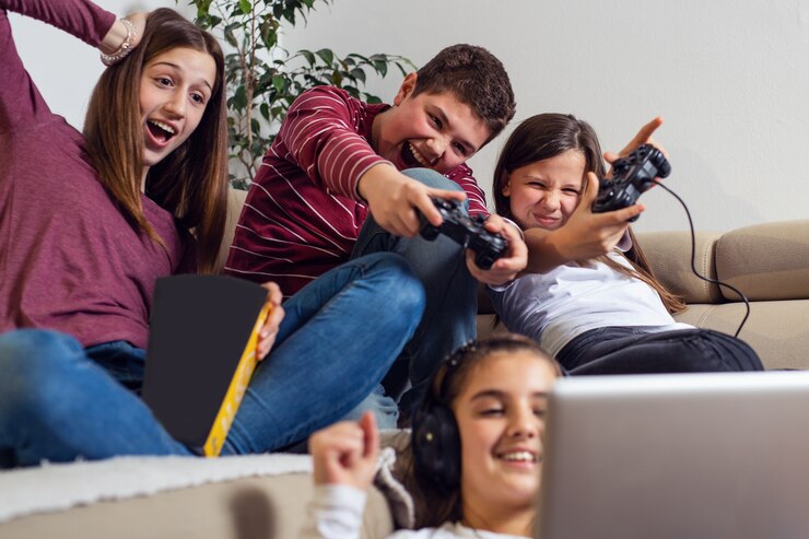 Adolescentes jogando videogame em casa