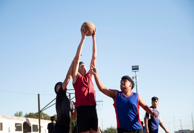 Foto adolescentes jugando al baloncesto