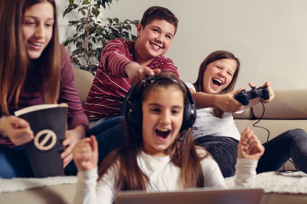 Adolescentes jugando videojuegos en casa