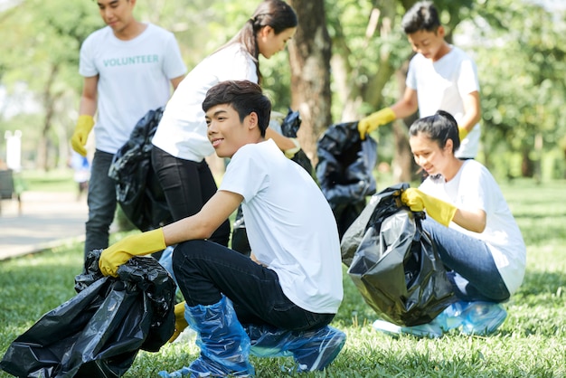 Adolescentes limpam a floresta