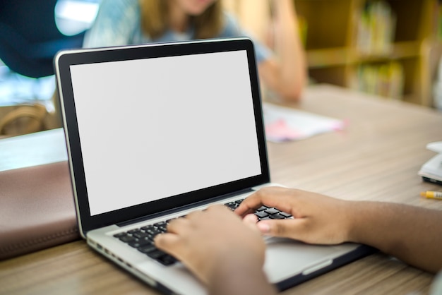 Adolescentes mãos usando um laptop com uma tela preta