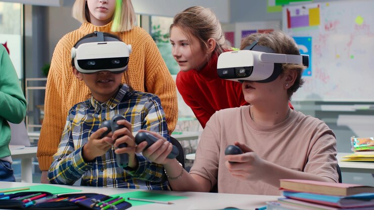 Adolescentes mirando a compañeros de clase en auriculares vr y joystick jugando en el aula