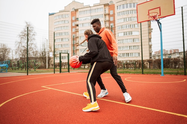 Foto adolescentes no campo de basquete juntos