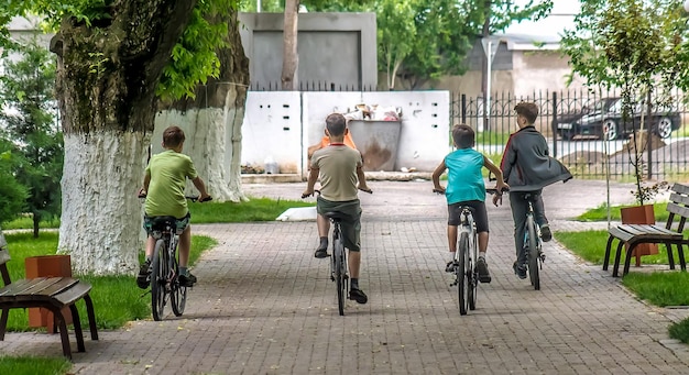 Adolescentes en el parque de la ciudad de paseo en bicicleta