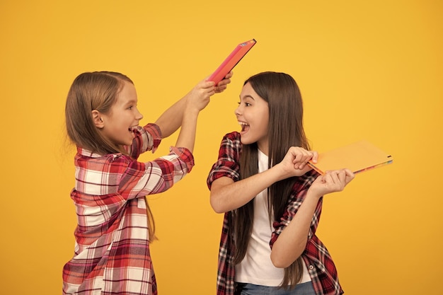 Adolescentes prontos para estudar crianças alegres de infância feliz que vão fazer lição de casa com livros