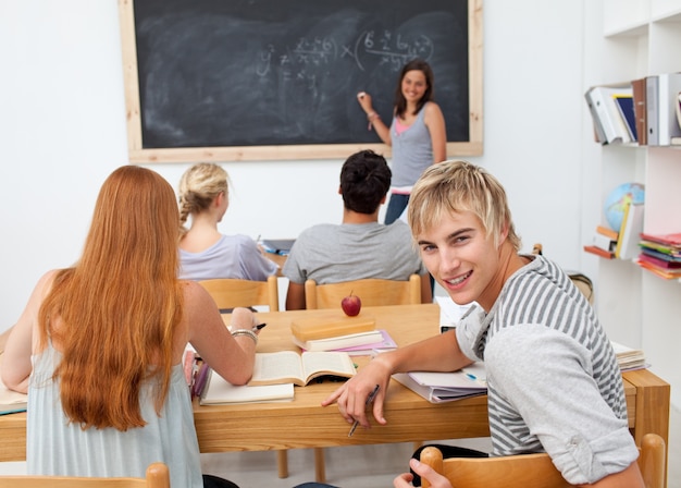 Foto adolescentes que estudian juntos en una clase