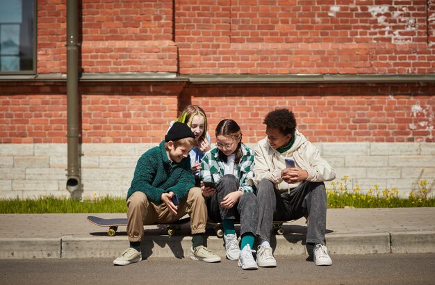 Adolescentes que usan sus teléfonos inteligentes al aire libre