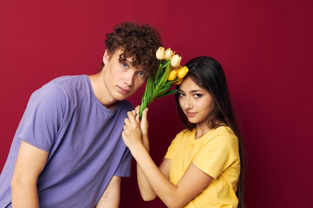 Adolescentes regalo ramo de flores diversión aislado fondo inalterado