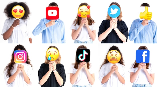 Adolescentes seguram cartazes com logotipos de redes sociais e mensageiros emoji nas mãos