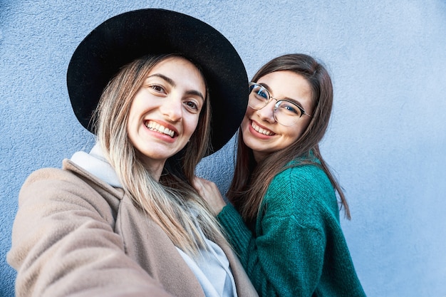 Adolescentes sonriendo y posando