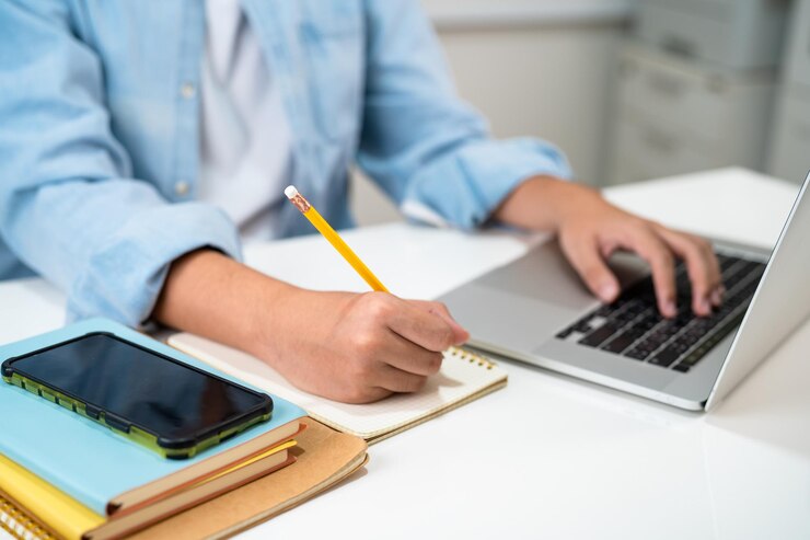 Foto adolescentes usan portátiles y teléfonos móviles para buscar datos en línea para el aprendizaje en línea educación universitaria