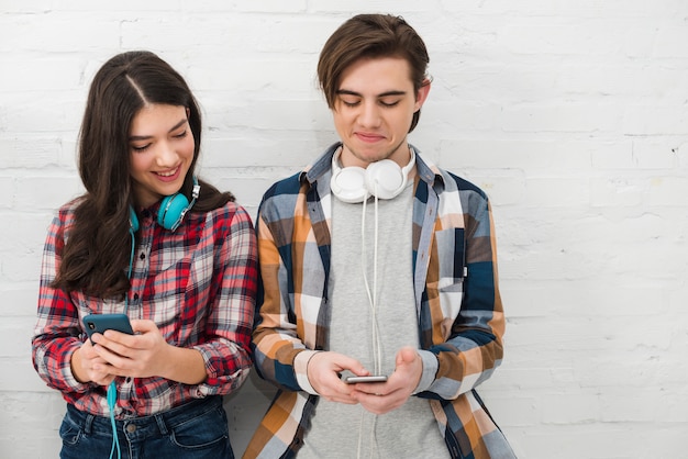Foto adolescentes utilizando smartphone
