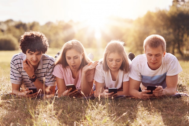 Adolescentes viciados sempre em contato