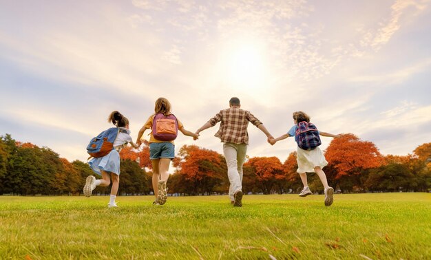 Adolescentes yendo a la escuela