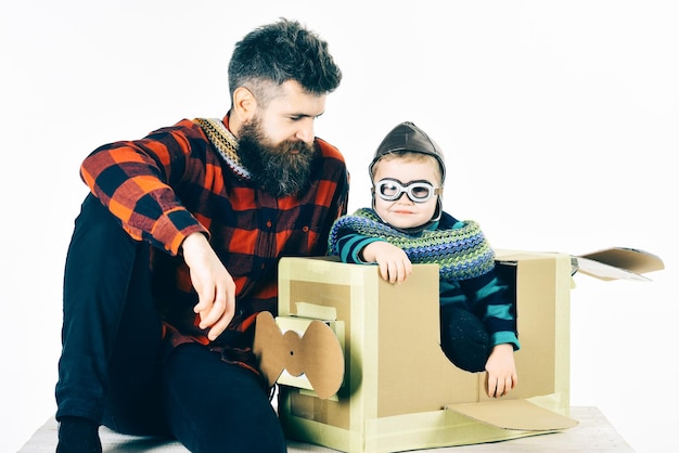 Adoption eines adoptierten Jungen in einem neuen Familienporträt eines lustigen Kindes auf einem Hintergrund Familienspiele indor