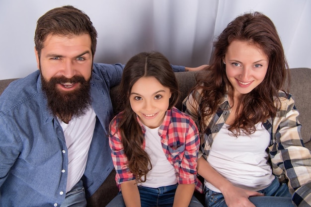 Adoption und Nächstenliebe Familientag Freundschaft Vater Mutter und Kind auf dem Sofa