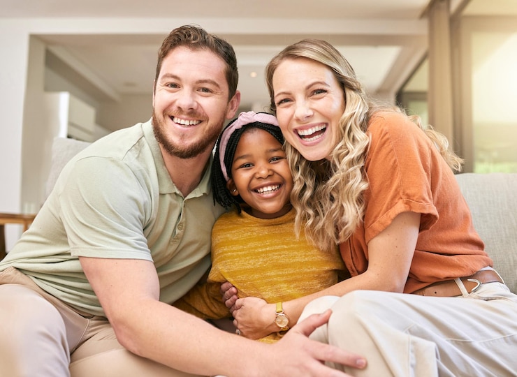 Foto adoptionsliebe und eltern mit einer umarmung für das kind auf dem sofa im wohnzimmer der familie glückliche pflege und porträt eines afrikanischen mädchenkindes mit zuneigung von mutter und vater im gemischtrassigen haus