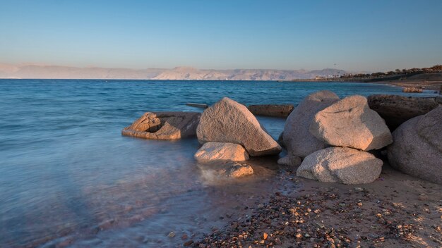 Adoquines en la playa sur de Aqaba Jordan al amanecer