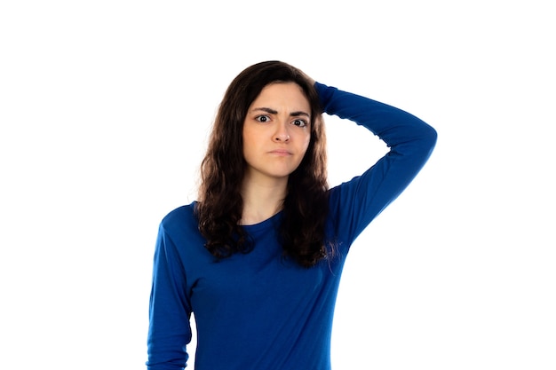 Adorable adolescente con suéter azul aislado en una pared blanca