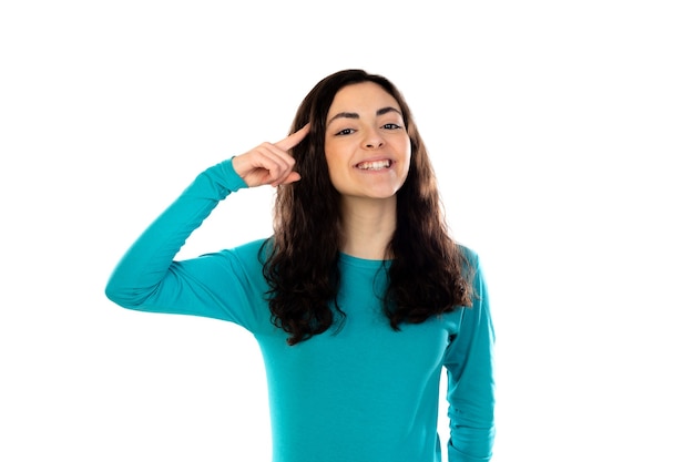 Adorable adolescente con suéter azul aislado en una pared blanca