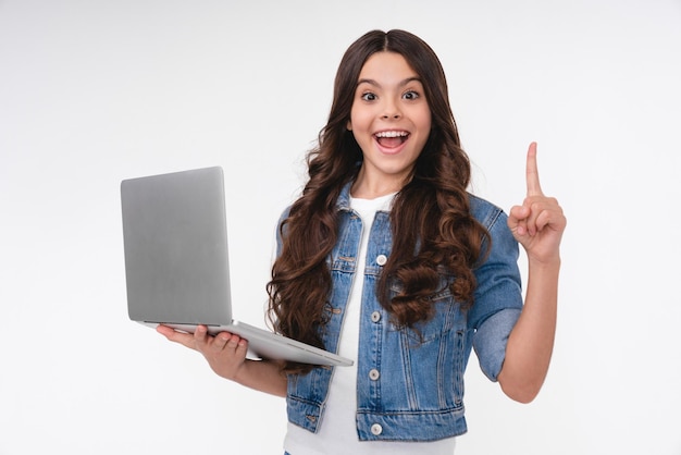 Adorable adolescente teniendo una idea con una computadora portátil aislada sobre un fondo blanco