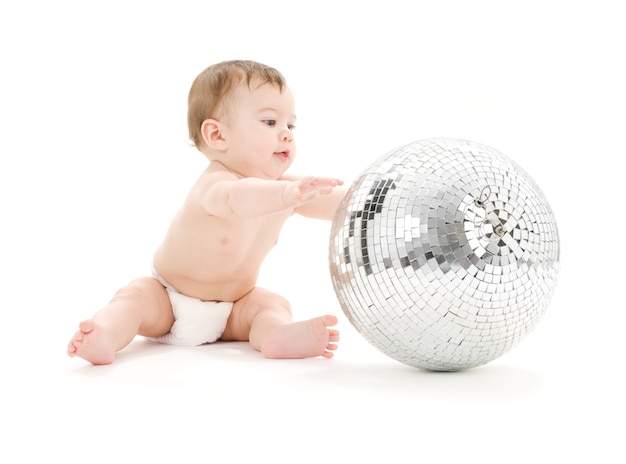Adorable Baby Boy con gran bola de discoteca sobre blanco