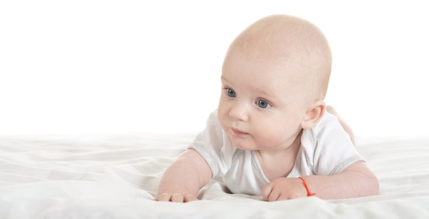 Adorable Baby Boy en una manta sobre un fondo blanco.