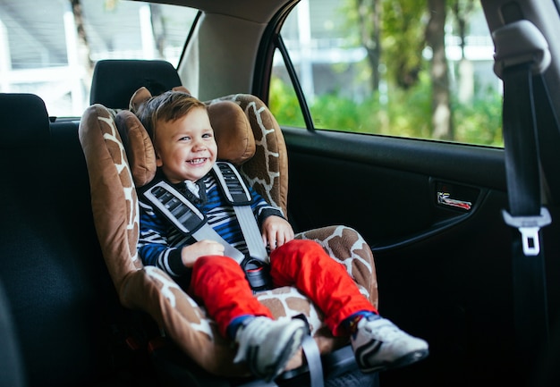 Adorable bebé en asiento de seguridad.